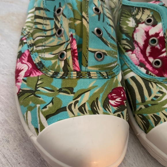 NWT Arizona Jeans Lacy Shoe Canvas Floral Sneaker Slip In Pink, Blue, Green Sz 9 - Picture 2 of 10